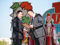 Вручение начальнику дистанции диплома о занесении на Доску почета Оршанского района