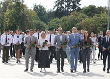 Делегаты 44 съезда ОО «БРСМ» возложили цветы к подножию монумента Победы